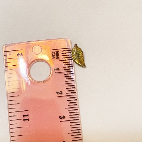 Vintage Earrings - Small leaf bronzy gold minimal - Picture 7 of 8